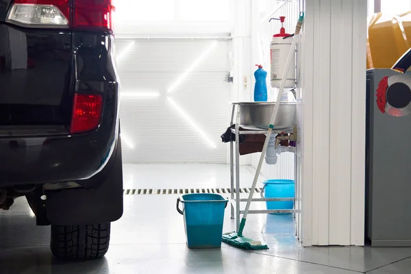 Takarítás padló autóműhelyben, a munkahely tisztán tartása — Stock Fotó