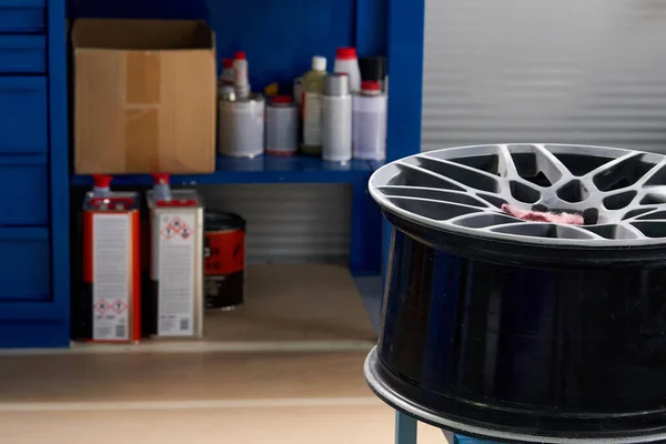 Disco de roda em oficina de reparação de automóveis pronto para ser renovado — Fotografia de Stock