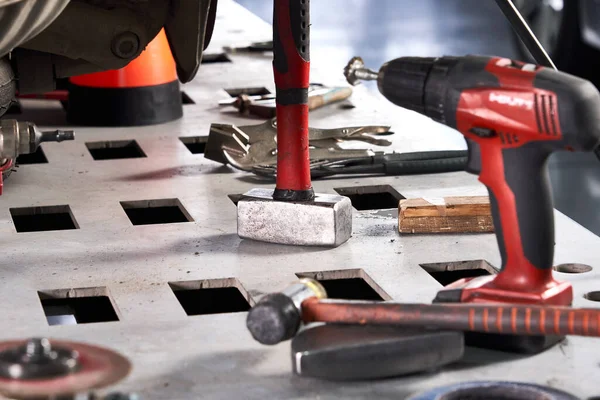 Narzędzia do naprawy samochodów na stole w warsztacie samochodowym — Zdjęcie stockowe