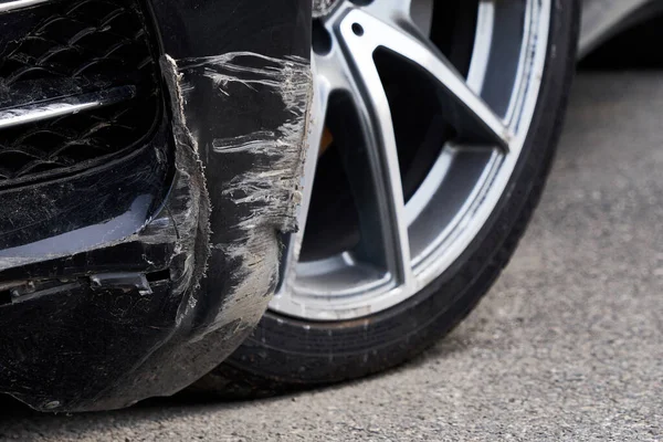 Carro pára-choques preto arranhado com danos profundos na pintura . — Fotografia de Stock