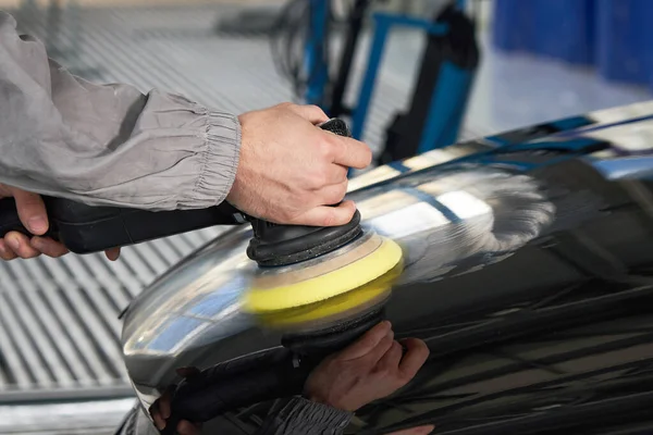 Kéz tartó polírozó, hogy fényesítse autó auto műhely — Stock Fotó