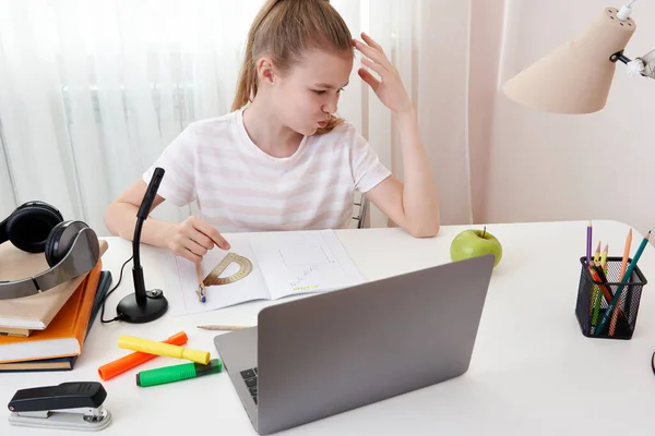 Menina adolescente estudando via videoconferência, e-learning com professor e colegas de classe no computador em casa. Ensino em casa e à distância, conceito de educação online — Fotografia de Stock