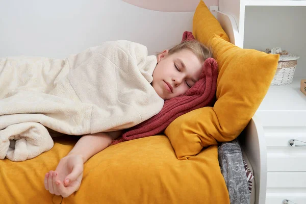 Yumuşak battaniyeye sarılı yatakta uyuyan tatlı kız, tatlı rüyalar konsepti. — Stok fotoğraf