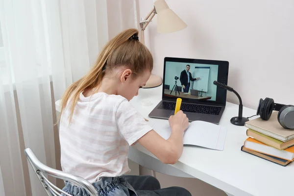 Teenage dívka studuje prostřednictvím videokonference, e-learning s učitelem a spolužáky na počítači doma. Domácí a distanční vzdělávání, on-line vzdělávání koncept, pohled přes dveře — Stock fotografie