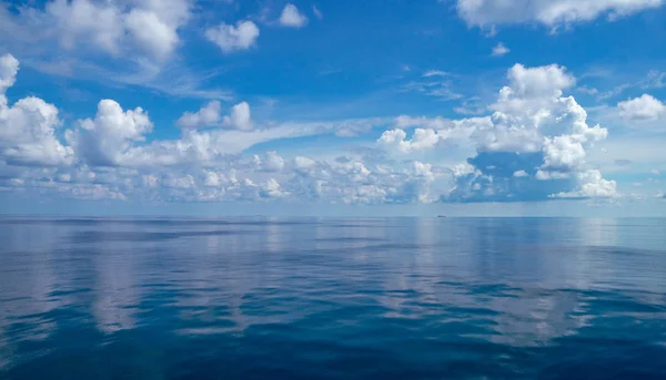 Kék Felhővel Tükröződik Vízben — Stock Fotó