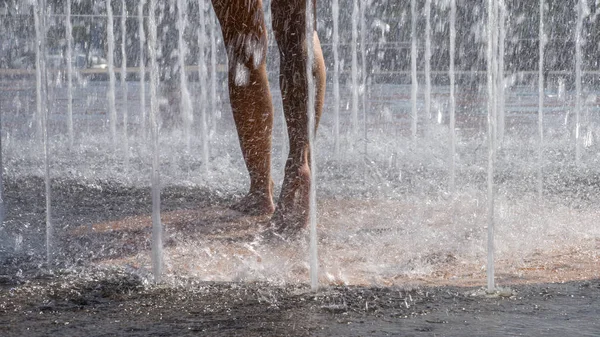 Gambe Donna Fontana — Foto Stock