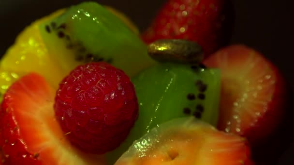 Früchte Und Beeren Aus Erdbeeren Kiwi Mandarine Und Himbeeren — Stockvideo