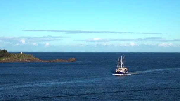 Yate Navegando Bajo Sol Con Vista Montaje Nueva Zelanda Milford — Vídeo de stock