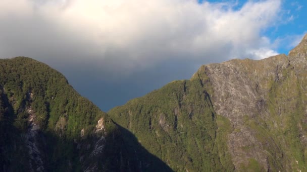 Berge Bei Sonnenschein Und Wenig Nebel Neuseeländischen Milford Sound — Stockvideo