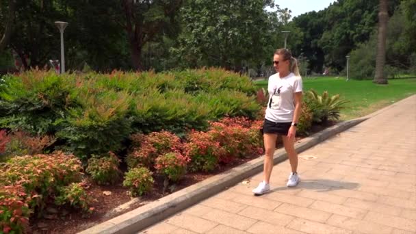 Ragazza Cammina Prato Verde Nel Parco — Video Stock