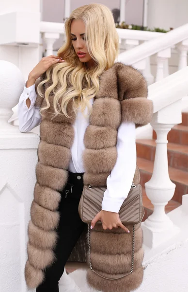 Femme sensuelle aux cheveux blonds en manteau de fourrure luxueux — Photo