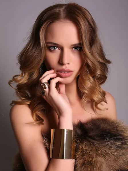 Mujer sensual con el pelo rubio rizado en elegante vestido de oro — Foto de Stock