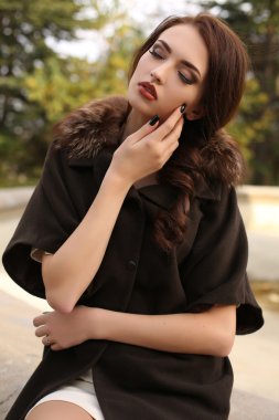 muhteşem şehvetli kadın zarif lüks ceket siyah saçlı 