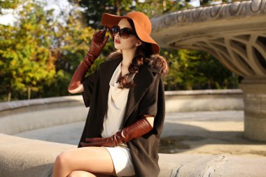 muhteşem şehvetli kadın zarif lüks ceket siyah saçlı 