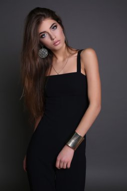 aksesuarlar ile şık elbiseli uzun siyah saçlı güzel kadın 