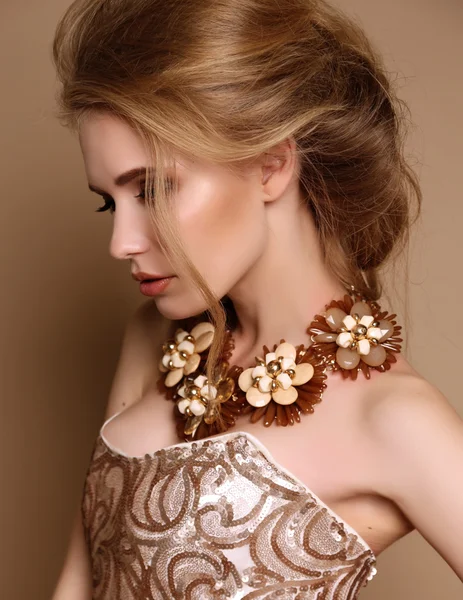 Жінка з світлим волоссям і яскравим макіяжем з розкішним намистом — стокове фото