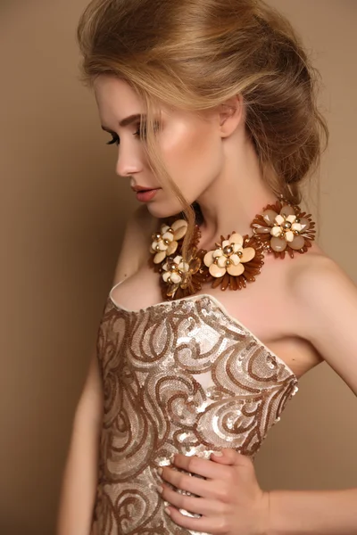 Mujer con cabello rubio y maquillaje brillante con collar de lujo — Foto de Stock