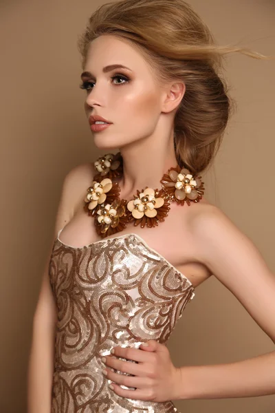 Женщина с светлыми волосами и ярким макияжем с роскошным ожерельем — стоковое фото