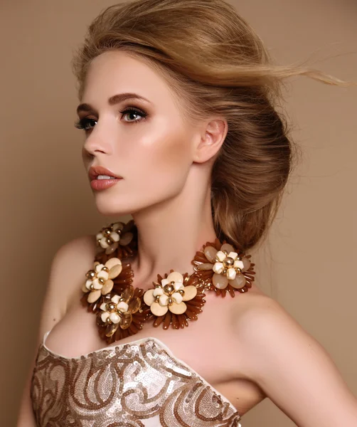 Frau mit blonden Haaren und hellem Make-up mit luxuriöser Halskette — Stockfoto