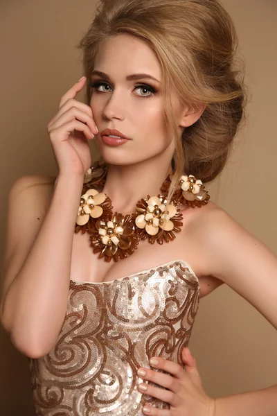 Kobieta z blond włosy i jasny makijaż z luksusowe naszyjnik — Zdjęcie stockowe
