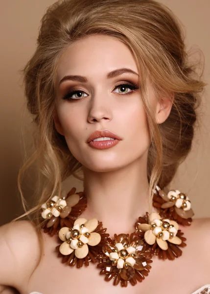 Frau mit blonden Haaren und hellem Make-up mit luxuriöser Halskette — Stockfoto