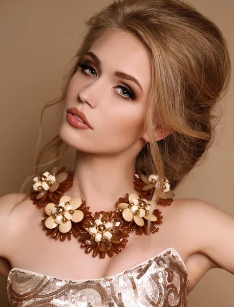 Mujer con cabello rubio y maquillaje brillante con collar de lujo —  Fotos de Stock