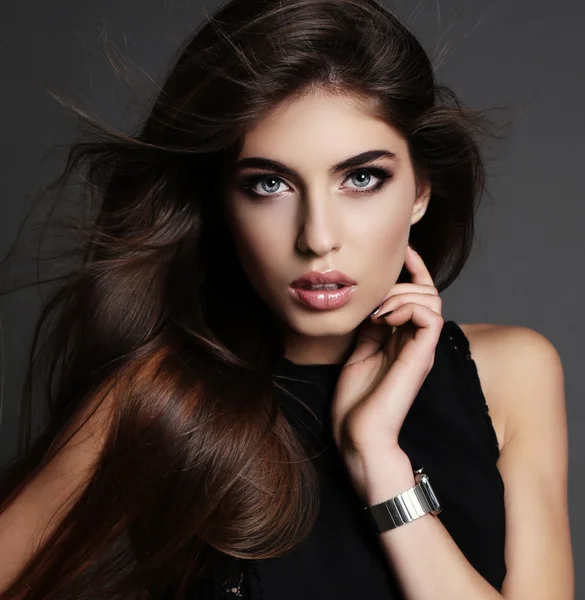 Piękna dziewczyna, ciemne włosy i jasne makijaż w elegancka sukienka — Zdjęcie stockowe