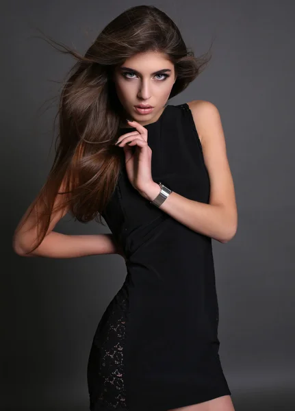 Красивая девушка с темными волосами и яркий макияж в элегантном платье — стоковое фото