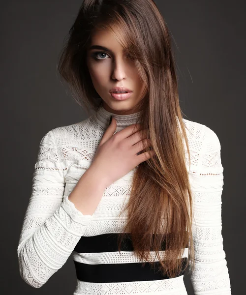 Vacker flicka med mörkt hår och ljus makeup i eleganta outfit — Stockfoto