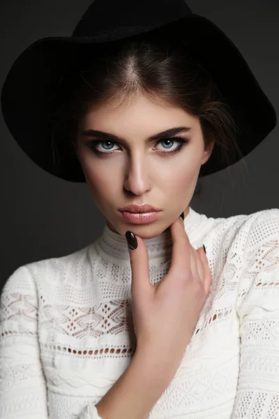 Bella ragazza con i capelli scuri e trucco luminoso in abito elegante — Foto Stock