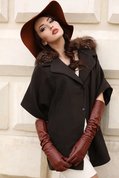 우아하고 고급 스러운 코트에 검은 머리와 화려한 관능적인 여자 — 스톡 사진