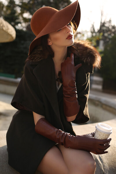 великолепная чувственная женщина с темными волосами в элегантном роскошном пальто
 