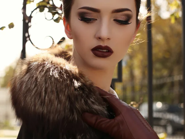 Mulher sensual lindo com cabelo escuro no casaco luxuoso elegante — Fotografia de Stock
