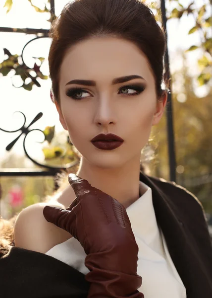 Hinreißende sinnliche Frau mit dunklen Haaren in elegantem Luxusmantel — Stockfoto