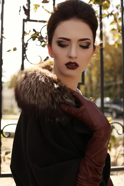 Mulher sensual lindo com cabelo escuro no casaco luxuoso elegante — Fotografia de Stock