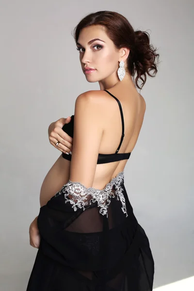 Bela mulher grávida com cabelos longos escuros em lingerie elegante — Fotografia de Stock
