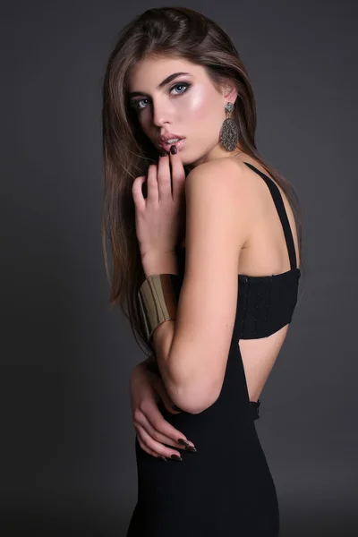 Gyönyörű nő, hosszú, sötét haj, elegáns ruha kiegészítőkkel — Stock Fotó