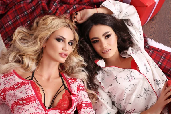 Mujeres hermosas en ropa de casa acogedora celebrando Año Nuevo holida — Foto de Stock