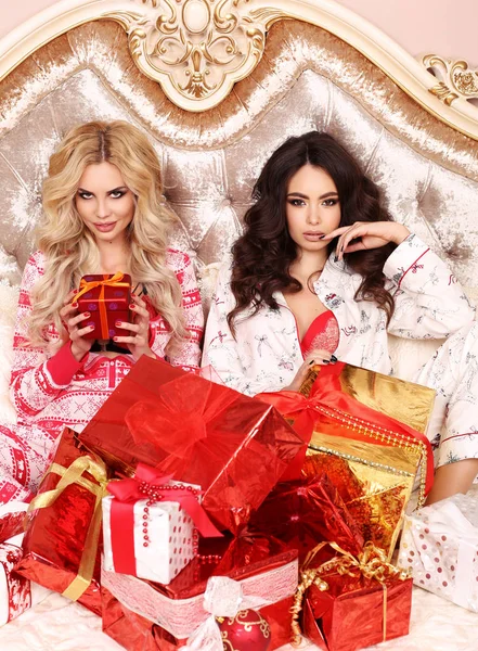 güzel kadınların rahat ev giysileri kutluyor yeni yıl holida