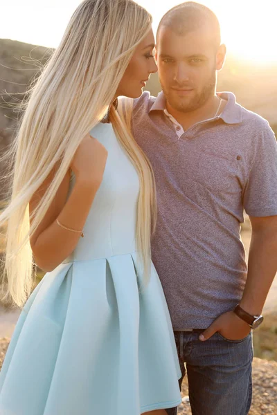 Belo casal em roupas casuais posando ao ar livre — Fotografia de Stock