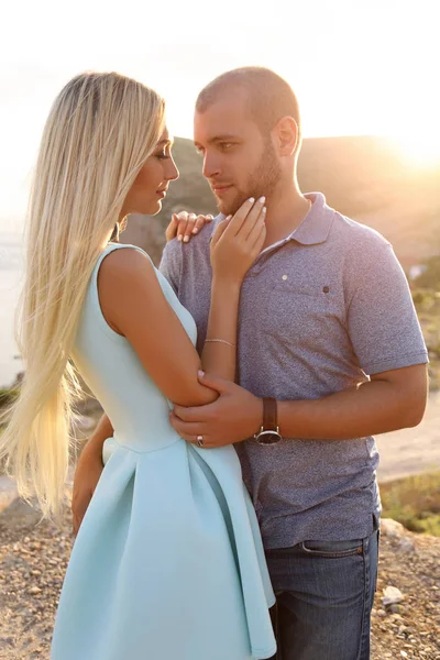 Beautiful couple in casual clothes posing outdoor — Stock Photo, Image