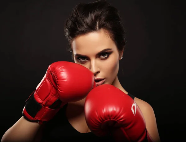 Sexy hermosa mujer con pelo oscuro en guantes deportivos para el boxeo —  Fotos de Stock