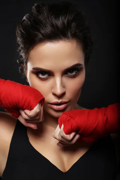 Sexy nádherná žena s tmavými vlasy sportovní rukavice na box — Stock fotografie