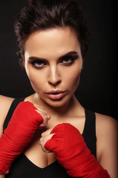 Sexy hermosa mujer con pelo oscuro en guantes deportivos para el boxeo —  Fotos de Stock