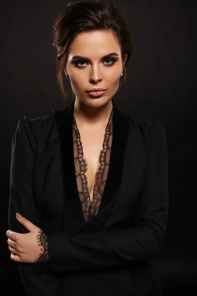Hinreißende sexy Frau mit dunklen Haaren im eleganten Outfit — Stockfoto