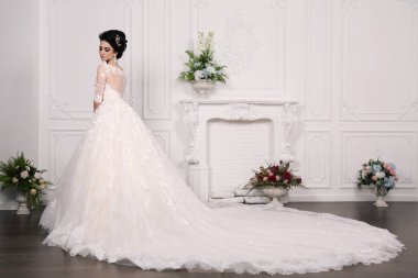 luxuious gelinlik siyah saçlı güzel gelin