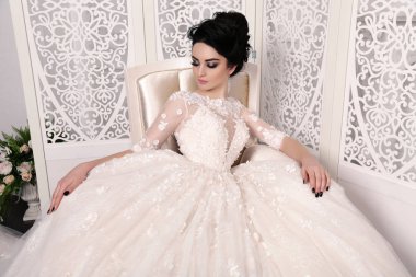 luxuious gelinlik siyah saçlı güzel gelin