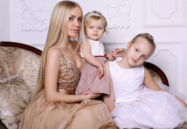 Uzun sarı saçlı sevimli sevimli kızı ile poz muhteşem anne