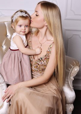 Uzun sarı saçlı sevimli sevimli kızı ile poz muhteşem anne