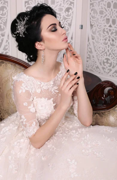 Hinreißende Braut mit dunklen Haaren im luxuriösen Hochzeitskleid — Stockfoto